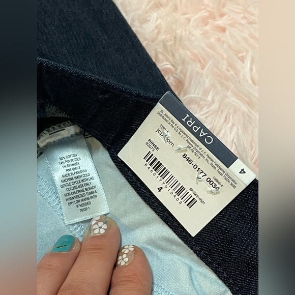 St. John's Bay Women’s Mid Rise Capri Rinse Color Size 4 NWT - Picture 8 of 16